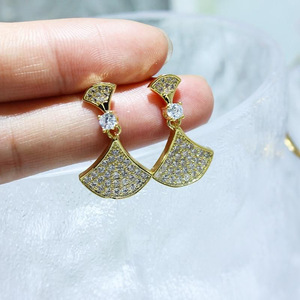 Boucles d'oreilles clous élégantes de style vintage exotique, bijoux chics pour femmes, à porter au quotidien, pour tenue de soirée, accessoire cadeau - Product Image 3