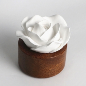 Ambientador de yeso aromático de flor rosa de cerámica perfumada a base de madera, difusor de aceite esencial de porcelana con fragancia para el hogar - Product Image 2