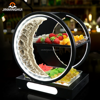 Support de présentation lumineux élégant LiqVis en forme de croissant de lune avec halo circulaire, plateaux transparents, support à fruits LED pour bar, lounge, boîte de nuit