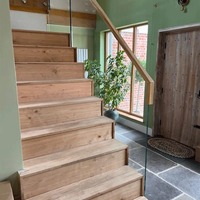 Escalier droit en bois de qualité supérieure avec rampe en verre, design mono-soleil pour villa de luxe et maison moderne