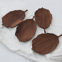 Onregelmatig gevormd dienblad van zwart walnoot massief hout voor kaas, groenten en fruit