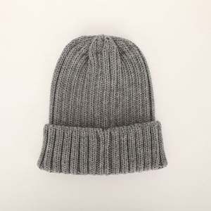 Gorros de Punto Unisex de Alta Calidad Personalizados para Hombre y Mujer, Gorro de Punto Cálido de Invierno con Parche de Cuero con Logotipo Teñido Liso, Estilo Dobby Común - Product Image 5