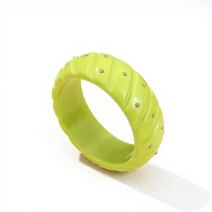 Nouveau Bracelet Manchette Géométrique en Résine Colorée de Qualité Supérieure avec Perles Dorées, Bijou Fait Main Idéal pour Fête, Mariage ou Cadeau - Product Image 6