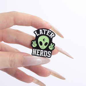 No creo en los humanos Esmalte Pin <span class=keywords><strong>ET</strong></span> Aliens Citas Demasiado fresco para este planeta Broches Solapa Insignia Joyería Regalos para amigos - Product Image 4