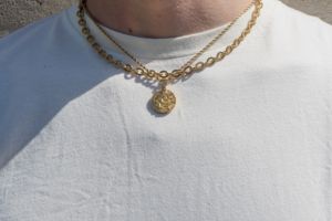 Collier avec pendentif Centurion romain sans ternissement, pendentif Face Off, or 18 carats, pièce de monnaie Méduse, bijoux grecs, pendentif Trident, chaîne à maillons - Product Image 3