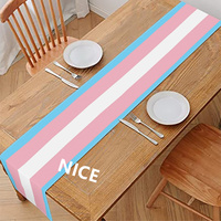 Chemin de table personnalisé avec motif arc-en-ciel transgenre, idéal pour la mise en scène des dîners domestiques et les occasions spéciales