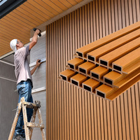 Revêtement mural en placage de bois 3D, panneau mural extérieur en WPC, lattes extérieures en composite bois-plastique avec aspect bois véritable