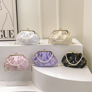 热销女士西式单肩PU防水外壳夹扣式珍珠链花卉刺绣手提包手拿包 - Product Image 1