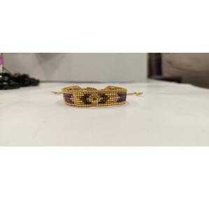 Bracelet artisanal Sstringz en perles Miyuki Delica dorées, noires, ivoire crème et multicolores, avec motif géométrique tribal réglable - Product Image 1