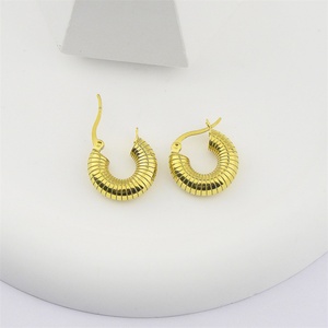 Boucles d'oreilles créoles épaisses plaquées or 18 carats, bijoux de mode - Product Image 5