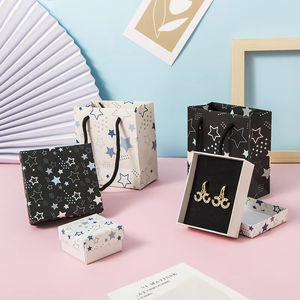 Caja de Embalaje de Joyería con Patrón de Estrellas Rojas, Negras y Blancas para Collares, Pendientes, Anillos y Pulseras - Embalaje de Regalo Directo de Fábrica - Product Image 6