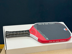 Raquette de pickleball EAVX Advanced Gen 4 sans bordure, construction en titane thermoformé, noyau en nid d'abeille en bois de peuplier, puissance et contrôle du spin - Product Image 4
