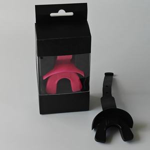 Protector bucal de fútbol rosa fuerte con ventana de caja blíster personalizado con cuerda protectora de goma ecológica para el mes del cáncer de mama BCAM - Product Image 2