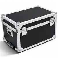 Valise de transport noire en aluminium sur mesure avec roulettes intégrées, poignée télescopique, fermoirs papillon et mousse EVA personnalisée, valise à roulettes
