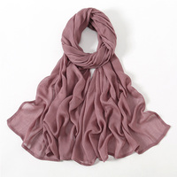 Foulard Hijab en Polyester Froissé Couleur Unie Doux Léger Texturé Nervuré Châle Polyvalent Quotidien Tendance Femme Vente en Gros