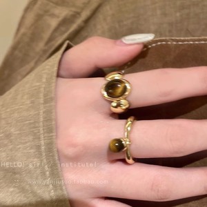Anillo de piedra de ojo de tigre Maillard Retro de estilo de Hong Kong, un anillo de comer de boca abierta de moda y versátil para mujeres - Product Image 1