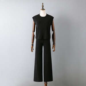 Tenues <span class=keywords><strong>tricot</strong></span>ées <span class=keywords><strong>sans</strong></span> manches pour femmes taille libre en gros décontracté 2 pièces ensemble col rond brodé <span class=keywords><strong>pull</strong></span> pantalon motif été - Product Image 2