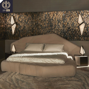 Cama Plataforma Acolchada y Bordada de Estilo Art <span class=keywords><strong>Deco</strong></span>, Asimétrica, Monolítica, Escultórica, Geométrica, Orgánica, Fluida y de Perfil Bajo - Product Image 2
