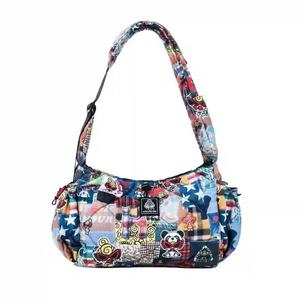 Dessin de style doodle d'un sac à main de style anime - grande capacité, mignon et amusant. - Product Image 5