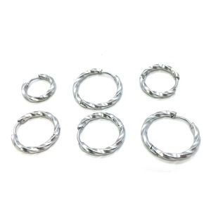 Pendientes de Aro Huggie Trenzados de Acero Inoxidable con Baño de Oro PVD de 18K y 2.5mm para Hombre y Mujer |   Joyería Duradera, Impermeable e Hipoalergénica - Product Image 5