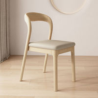 Chaise de salle à manger minimaliste moderne avec dossier incurvé en forme de U, structure en bois et assise rembourrée en cuir pour la salle à manger à domicile