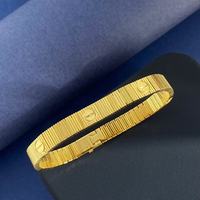 Gelang Kuku Cinta Berbentuk Perahu Entropi Berlapis Vakum Emas 18K Tungsten yang Indah dengan Desain Elastis Bergaris Benang untuk Perjalanan Tanpa Akhir.