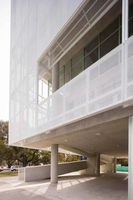 Murs rideaux perforés en acier et en aluminium à motif personnalisé Façades extérieures pour écoles et hôtels Revêtement mural à panneaux
