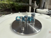 Machine de remplissage automatique de liquides pour petites fioles avec semi-obturation, lyophilisation et capsulage