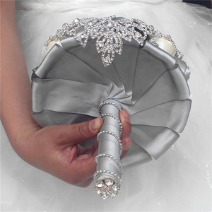 <span class=keywords><strong>Bouquet</strong></span> <span class=keywords><strong>de</strong></span> <span class=keywords><strong>mariée</strong></span> en soie rose et cristal, <span class=keywords><strong>bouquet</strong></span> <span class=keywords><strong>de</strong></span> <span class=keywords><strong>mariée</strong></span> à la main pour mariage - Product Image 5