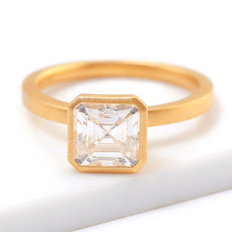 Bague en or massif 10K avec moissanite véritable.