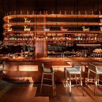 Ensemble de meubles de bar en acier inoxydable de luxe avec éclairage LED personnalisable pour restaurants commerciaux, cuisines - Décoration de bar moderne