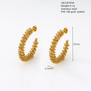 Boucles d'oreilles créoles en acier inoxydable plaqué or 18 carats, style français rétro, multi-nœuds épais, en forme de U, ajourées - Product Image 5