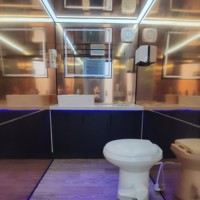 Remorque sanitaire à panneaux sandwich à trois compartiments avec éclairage extérieur pour les chantiers de construction et les postes de nuit