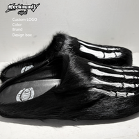 Mules en fausse fourrure pour hommes avec logo personnalisé, motif patte d'animal et griffes métalliques, design artistique pour un style affirmé