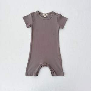 Mono de bebé niña acanalado liso con diseño de botones personalizados en el hombro izquierdo, pelele en blanco para niños pequeños - Product Image 3