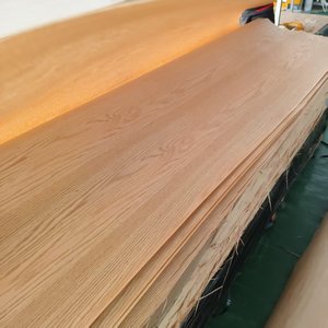 Embrassez le caractère naturel avec notre placage rustique de chêne rouge de catégorie. Ses nœuds et ses stries minérales ajoutent un charme chaleureux et authentique - Product Image 5