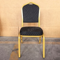 Chaise de salle à manger commerciale d'intérieur empilable et stable, avec dossier ouvert moderne, structure métallique, finition bois de rose, pieds tournés, résistante à l'eau, pour hôtel