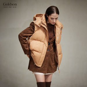 여성용 카멜 후드 다운 조끼 | 나일론 안감과 전면 로고가있는 민소매 방수 방풍 겨울 아우터 - Product Image 1