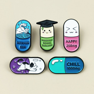 Broche de Cápsula con Diseño de Dibujos Animados y Texto en Inglés, Accesorio de Aleación para Ropa y Mochilas - Product Image 1