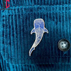 Épinglette en émail personnalisée de requin baleine, fabrication d'usine depuis 15 ans, cadeau pour les créatures marines, l'océan et les aquariums - Product Image 3