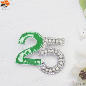 50 ナンバー模造パール亜鉛合金ブローチハードエナメルピン子供の結婚記念日パーティーギフト女子学生クラブバッジ 25th-200th - Product Image 4