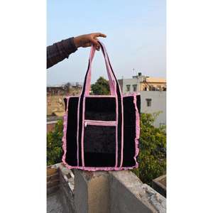 Sac de voyage matelassé en coton fait main, léger, intérieur spacieux, design durable avec impression traditionnelle, idéal pour les voyages - Product Image 1