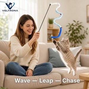 Baguette de chaton interactive avec pompon en chenille bleu dégradé et clochette, tige en plastique de 50 cm - Product Image 2
