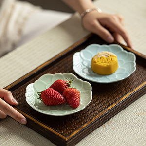 Assiette à fruits en forme de fleur en céramique, petit plat à dessert en porcelaine pour servir des collations lors d'une fête du thé - Product Image 1
