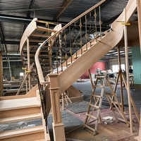 Escalier semi-circulaire en bois moderne sur mesure pour villa