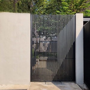Mô hình mới sơn tĩnh điện màu đen nhôm đơn đôi cổng bên đi bộ đẹp nhìn <span class=keywords><strong>Swing</strong></span> cổng nhôm hàng rào lưới mắt cáo cửa - Product Image 3