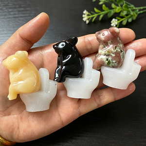 Statue de cochon amusant en cristal assis sur des toilettes, sculpté à la main en pierres précieuses mélangées avec un cochon en jade blanc sur des toilettes, ornement décoratif en cristal amusant - Product Image 3