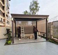 Pergola à toit à lamelles automatiques de qualité commerciale pour toits et terrasses avec option de porte coulissante en verre
