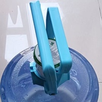 Bouteille d'eau minérale de bonne qualité de 18 L, 19 L, 20 L, 3, 4, 5 gallons avec poignée de transport facile et poignée de levage