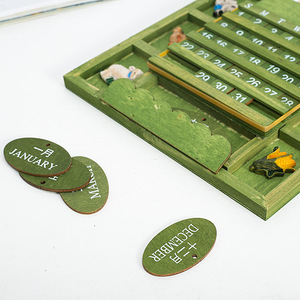 Mini calendrier mural en bois vert style méditerranéen, calendrier perpétuel de bureau en pin, design nature morte - Product Image 1